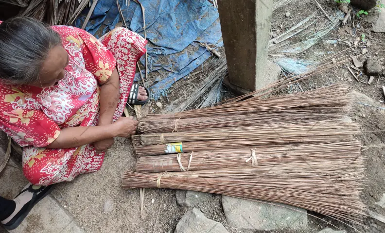 The Superiority of Coconut Leaf Bone: Crafting Exceptional Broom Sticks